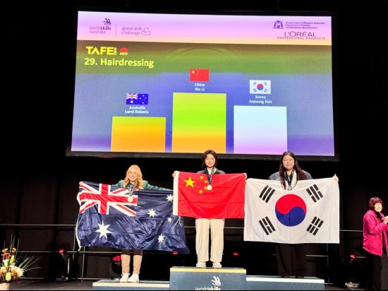 出征国际赛场 | 成都欧曼谛技工学校李锌斩获2026年澳大利亚全球技能挑战赛美发项目金牌！